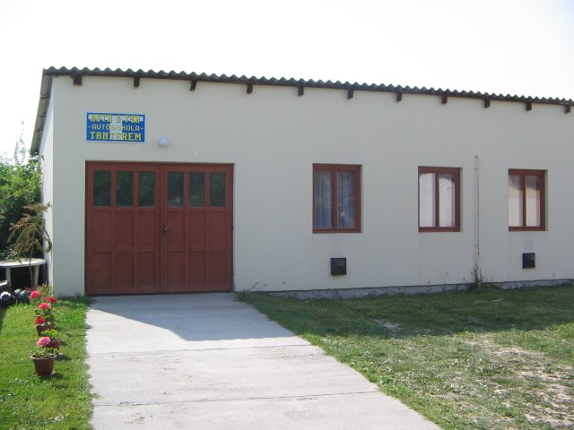 Bátaszéki oktatóterem — külső